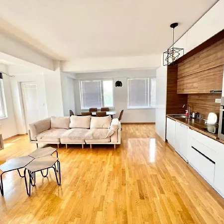 High-end Spacious Next To City Mall