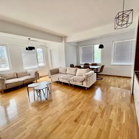 Apartment High-end Spacious Next To City Mall *