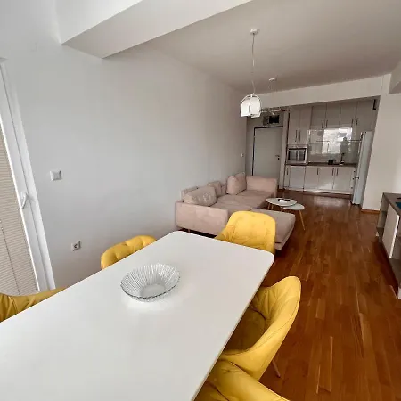 High-end Spacious Next To City Mall Apartment