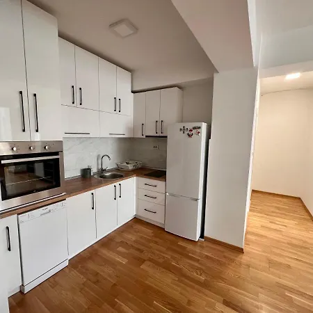 High-end Spacious Next To City Mall Apartment