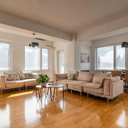 High-end Spacious Next To City Mall