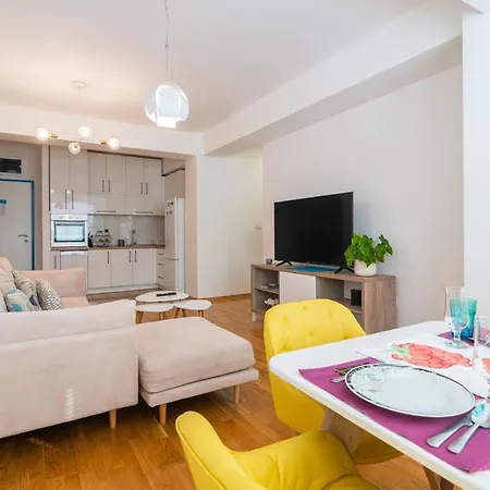 High-end Spacious Next To City Mall Apartment *
