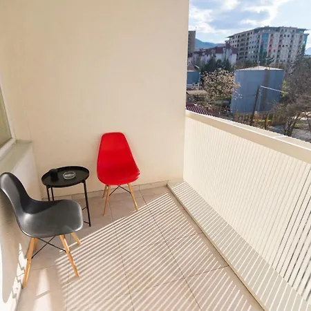 High-end Spacious Next To City Mall Apartment *