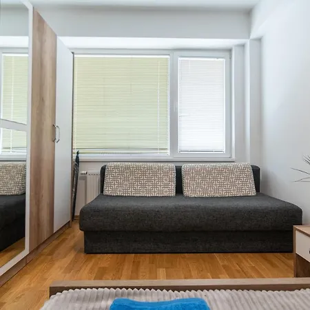 High-end Spacious Next To City Mall Apartment