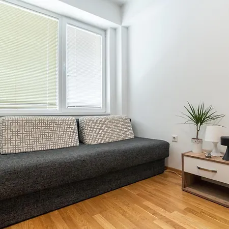 High-end Spacious Next To City Mall *