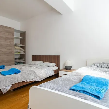 Apartment High-end Spacious Next To City Mall *