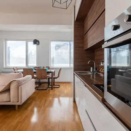 High-end Spacious Next To City Mall Apartment *