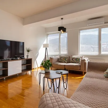 High-end Spacious Next To City Mall
