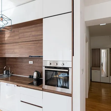 High-end Spacious Next To City Mall Apartment *