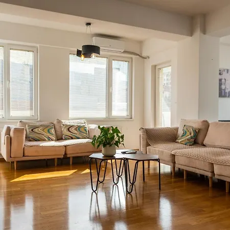 Apartment High-end Spacious Next To City Mall