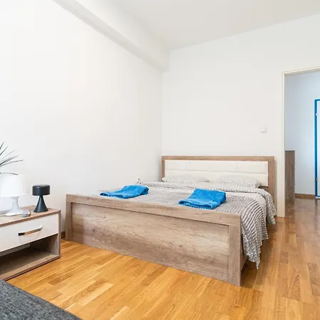 High-end Spacious Next To City Mall
