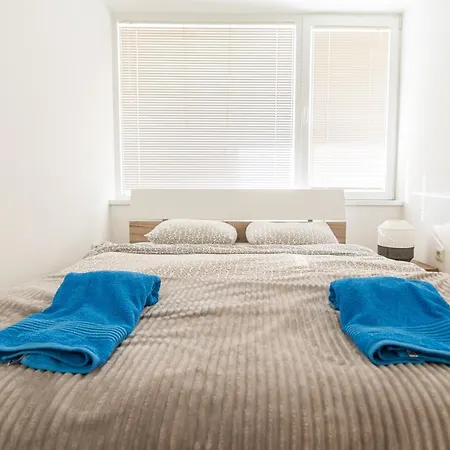 High-end Spacious Next To City Mall Apartment *