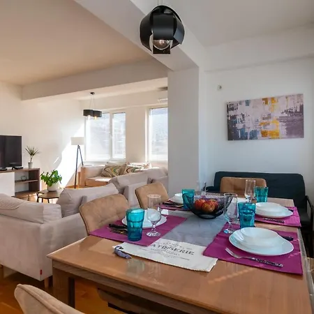 High-end Spacious Next To City Mall Apartment