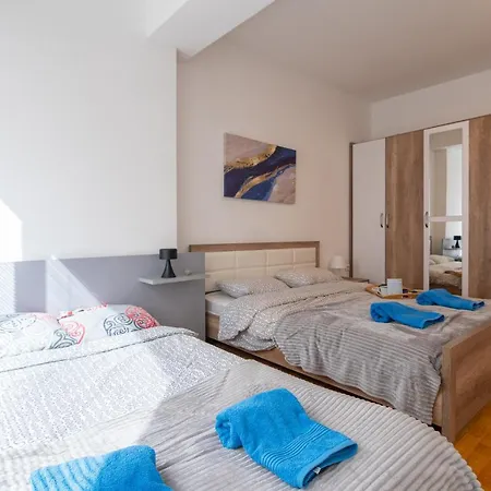High-end Spacious Next To City Mall Apartment