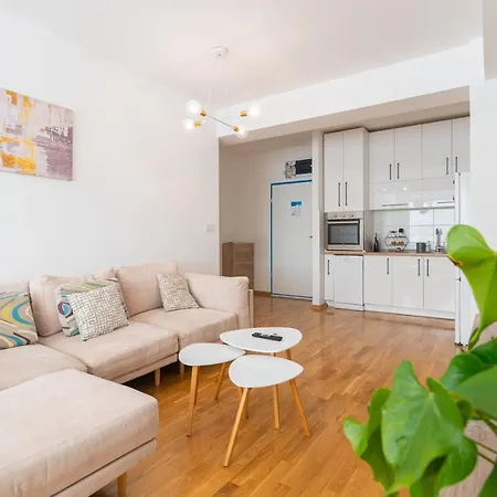 Apartment High-end Spacious Next To City Mall